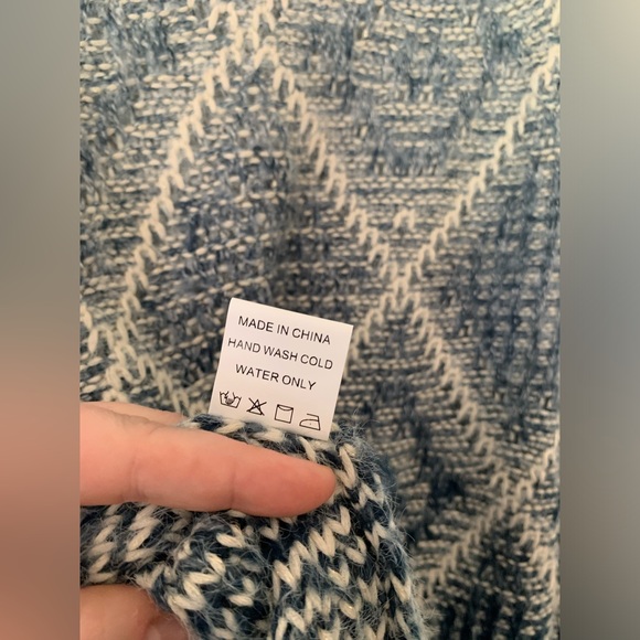NWOT Olivaceous Blue White Geometric Knit Sweater - Women’s Large - Picture 11 of 12